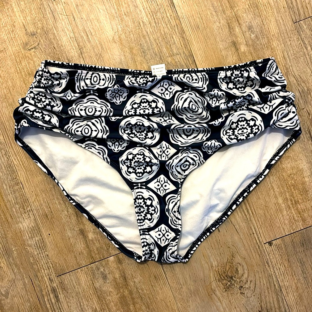 Mid/high waisted bikini bottom